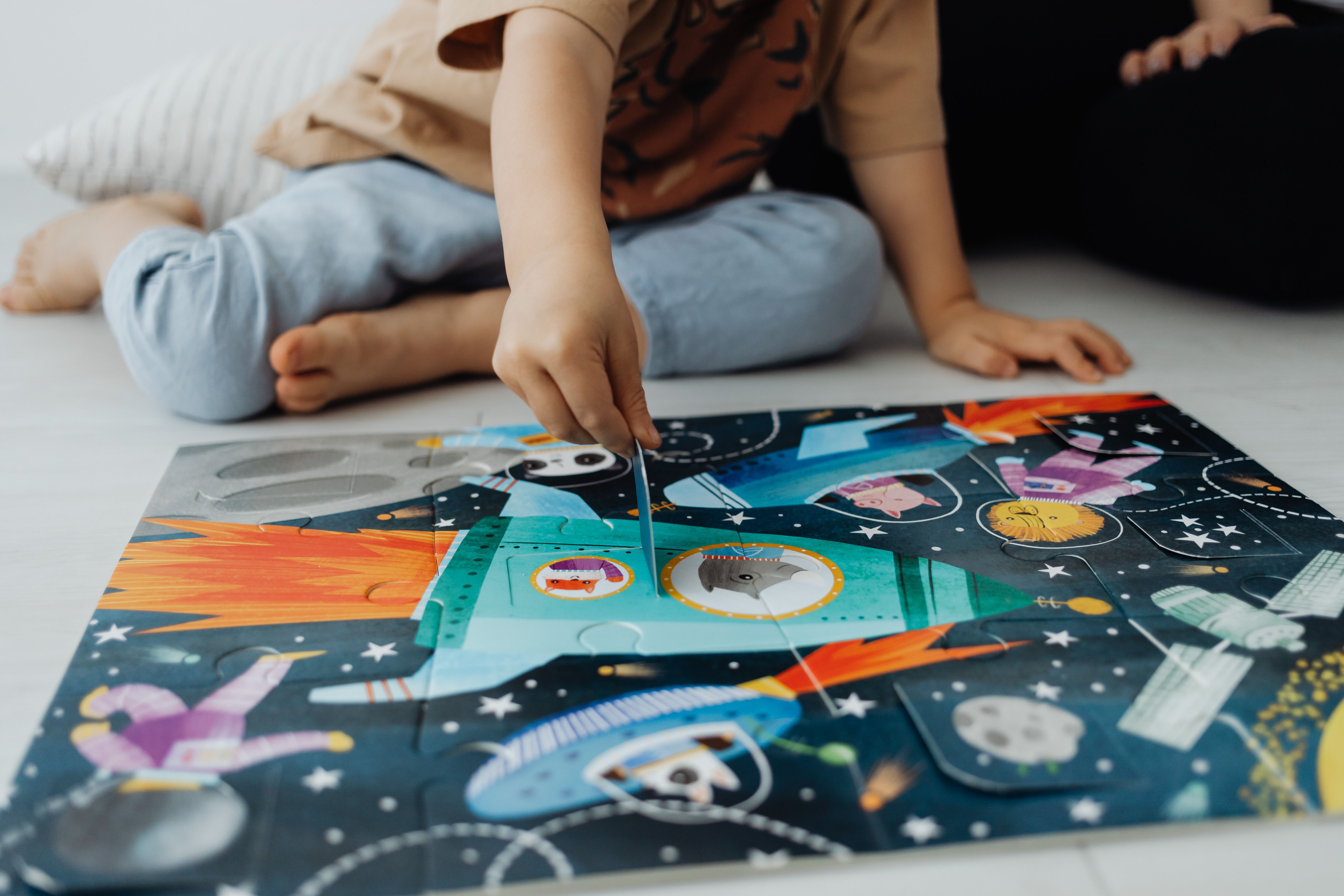 Trẻ em rèn tư duy qua tangram, trò chơi bàn và hoạt động mua sắm