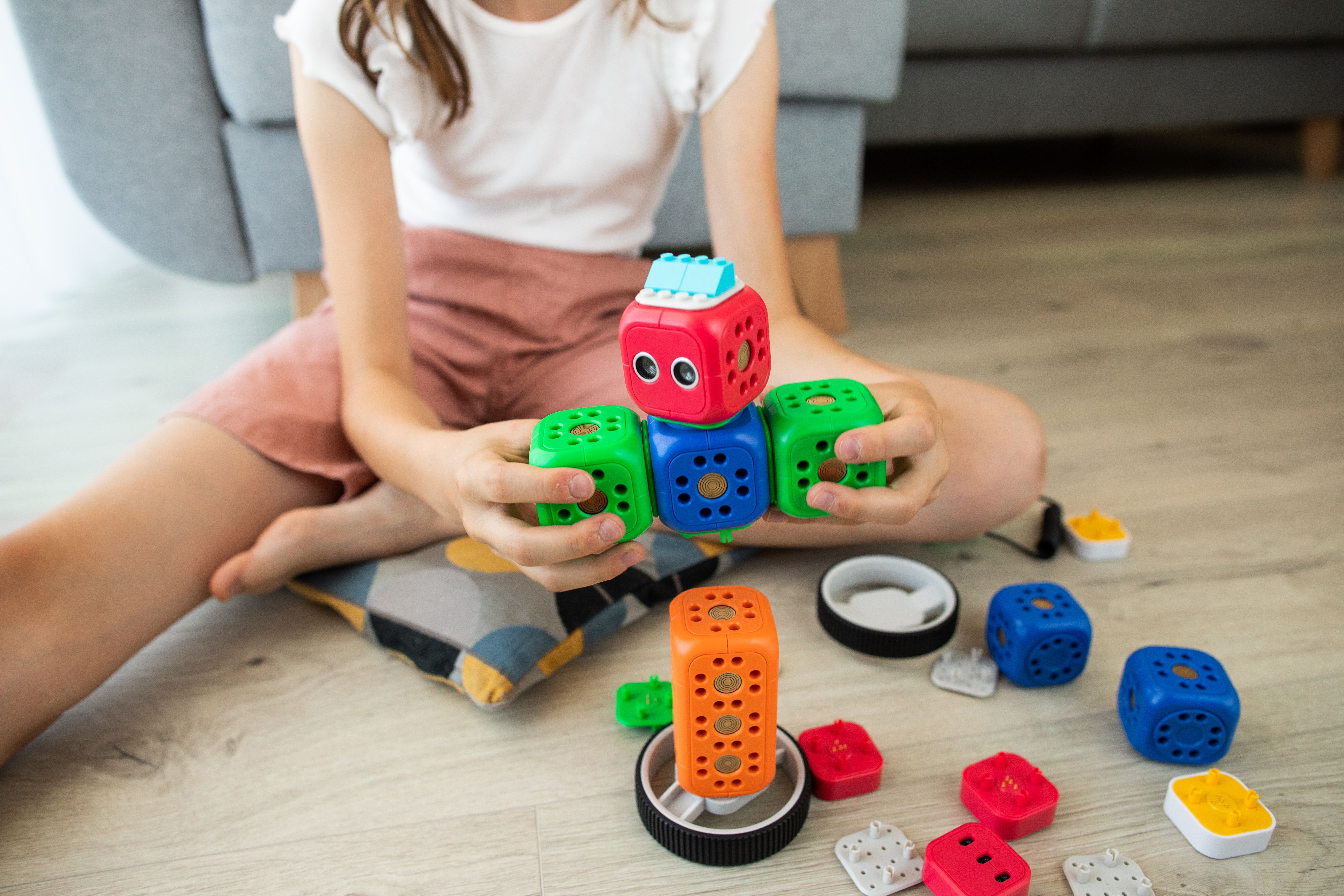 Bé cùng robot lập trình trên sàn học