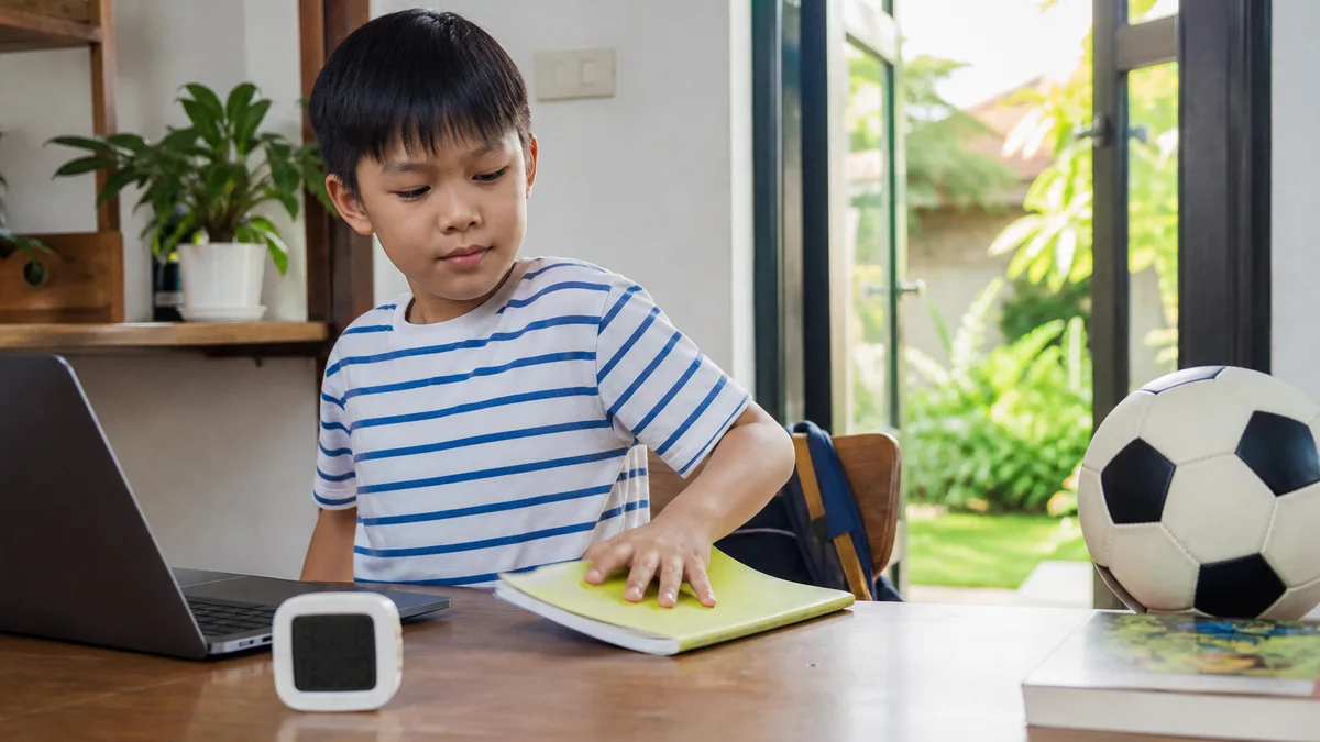 Bé cân bằng buổi học lập trình ngắn với đọc sách và vận động