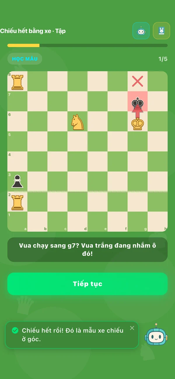 Bài Chiếu hết bằng Xe trong app Karotto: bàn cờ diễn lại Vua chạy sang g7 thì Vua trắng đang nhắm ô đó, kèm dòng Chiếu hết rồi